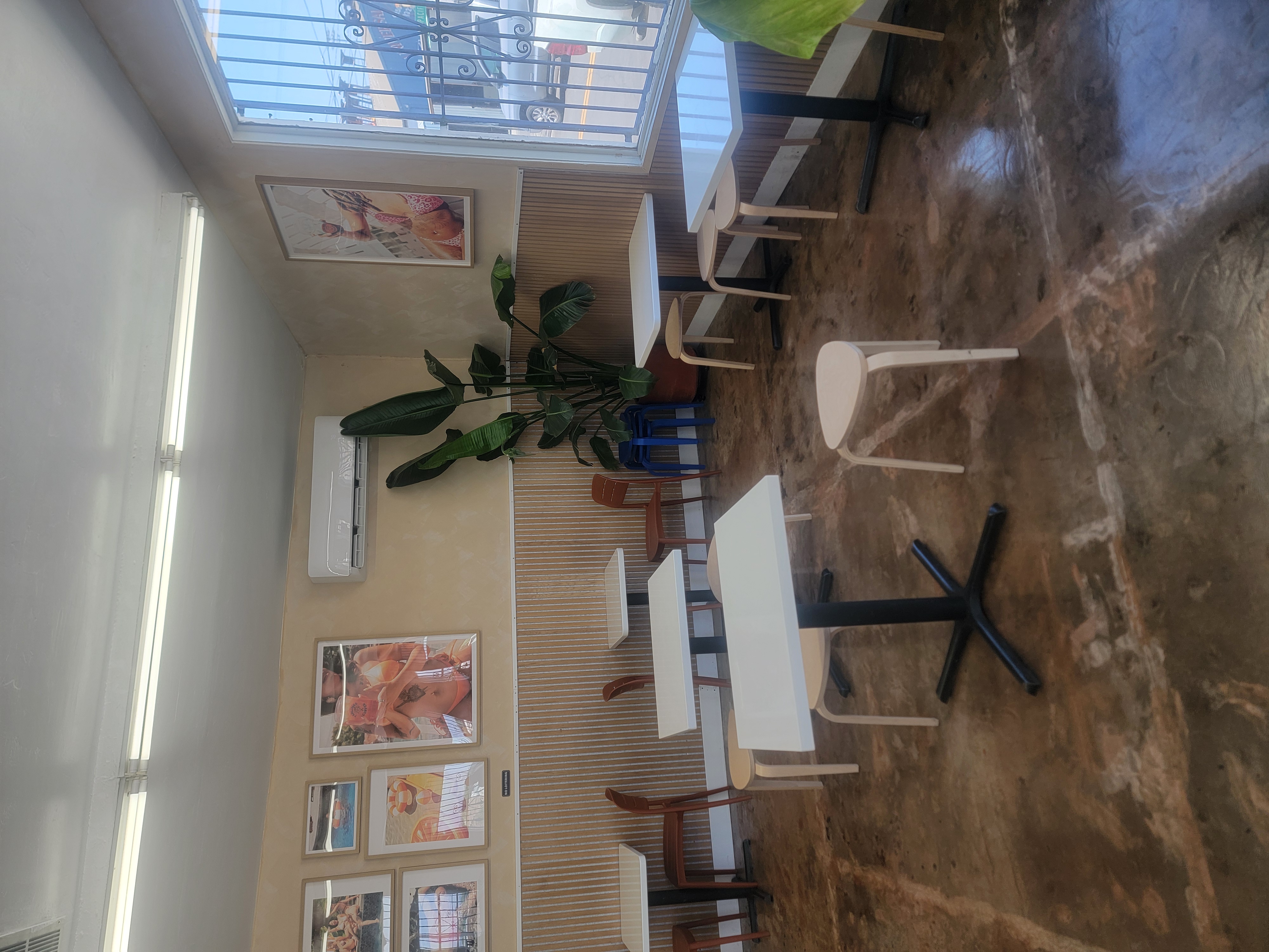 Tanlines Coffee dining area