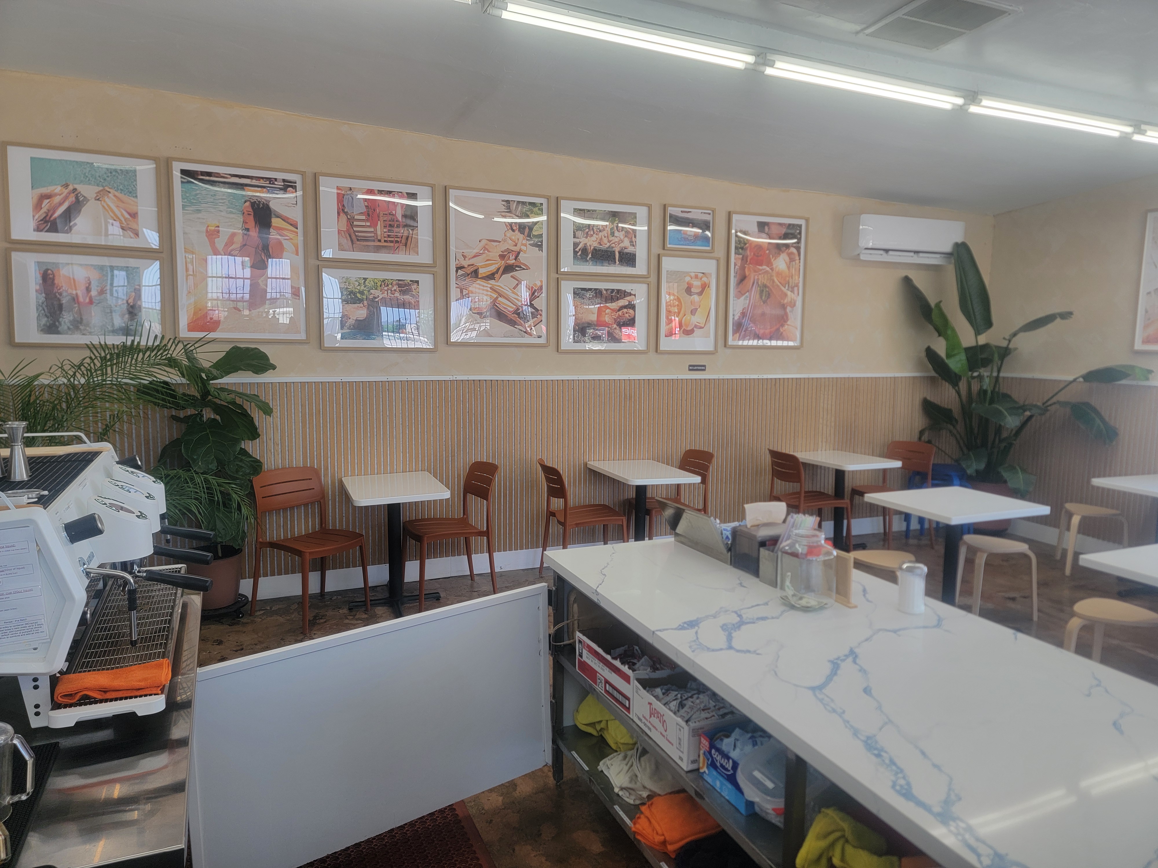 Tanlines Coffee dining area