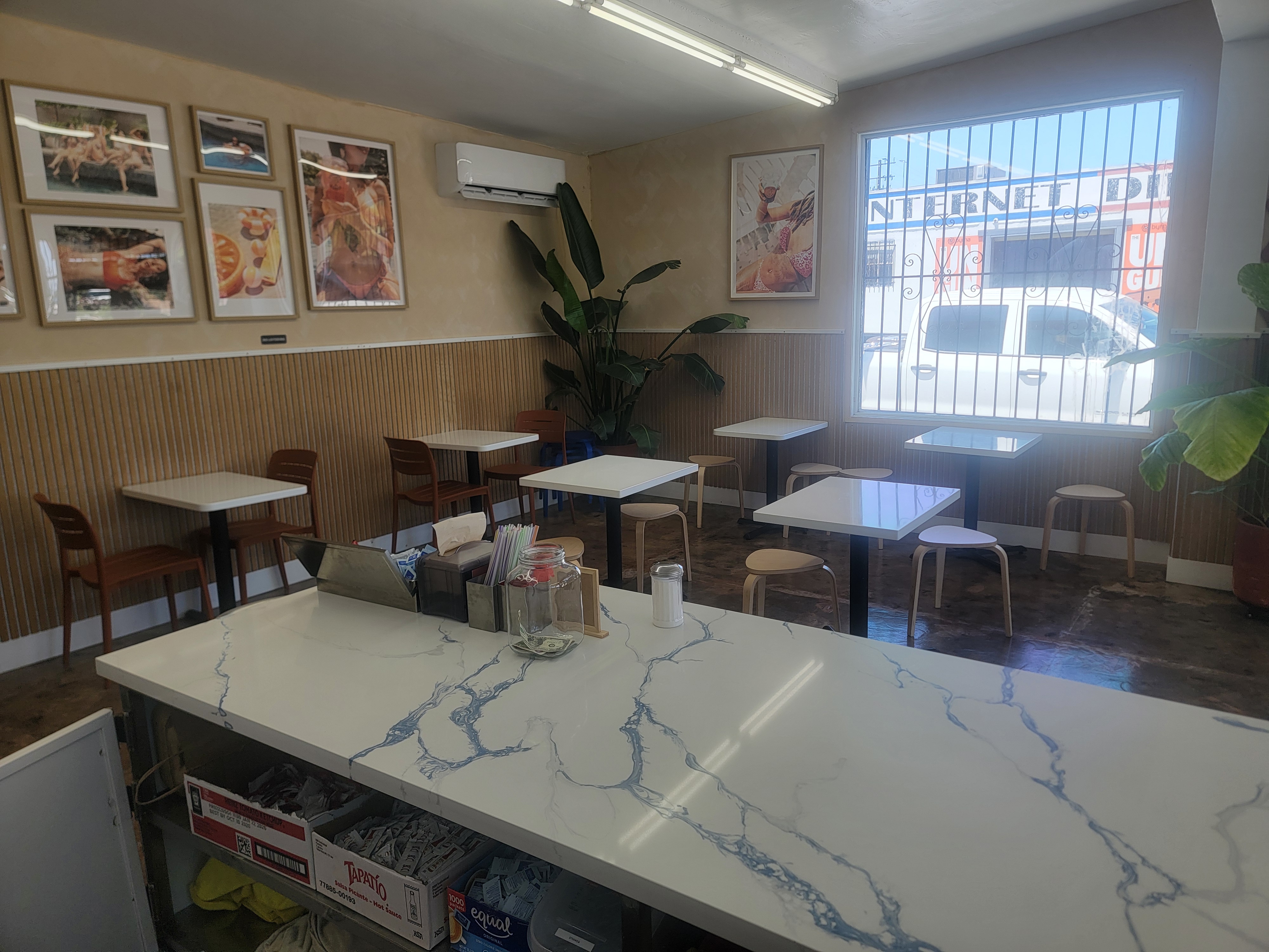 Tanlines Coffee dining area